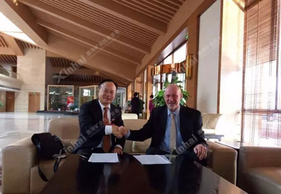 鑫海矿装董事长张云龙（左）与BatteryLimits公司首席执行官菲利普·巴顿·赫斯签署合作备忘录