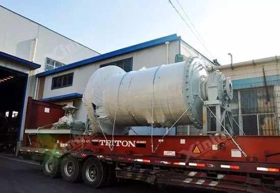 鑫海矿装发运人员运用包装材料对MQYG2136球磨机筒体进行“合身”的量体载剪及设计