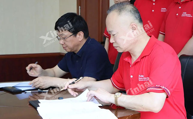 中矿资源董事长王平卫先生（左）与鑫海矿装董事长张云龙先生（右）签订合同