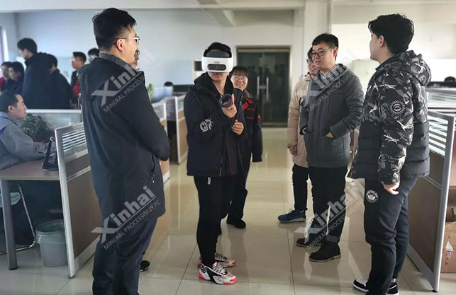 中国矿业大学学生正在通过VR体验3D设计展示