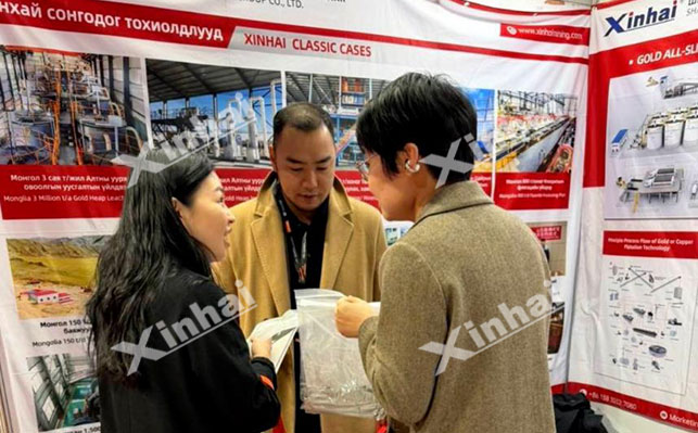 鑫海展位现场与客户交流