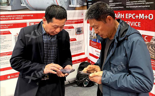 鑫海展位现场与客户交流