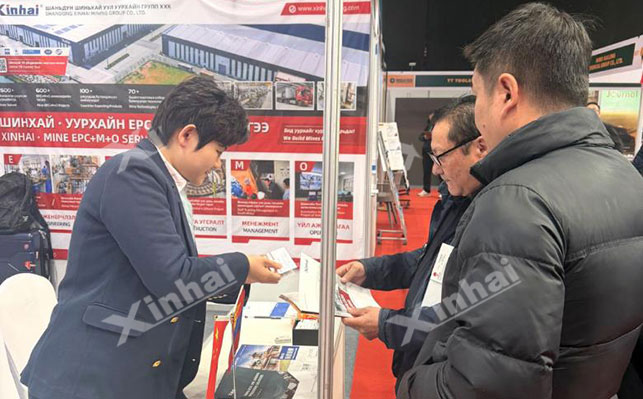 鑫海展位现场与客户交流