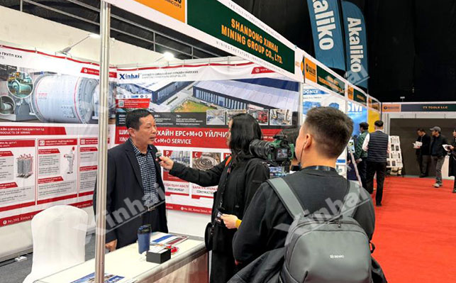 鑫海展位现场与客户交流